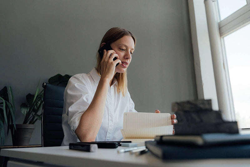 hippocratus-formation-competence-apprendre-et-pratiquer-la-sophrologie-accompagnement-individuel-entretien-telephonique-initial-femme-telephone